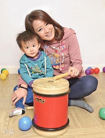 陳倩揚表示兒子羲廷十分喜歡聽音樂,看到課室內的小鼓,便忍不住要媽媽和他jam歌。(陳淑安攝)陳倩揚十分享受和兒子一起的時光,照顧孩子事事親力親為。(陳淑安攝) 陳倩揚表示兒子羲廷十分喜歡聽音樂,看到課室內的小鼓,便忍不住要媽媽和他jam歌。(陳淑安攝)陳倩揚十分享受和兒子一起的時光,照顧孩子事事親力親為。(陳淑安攝)