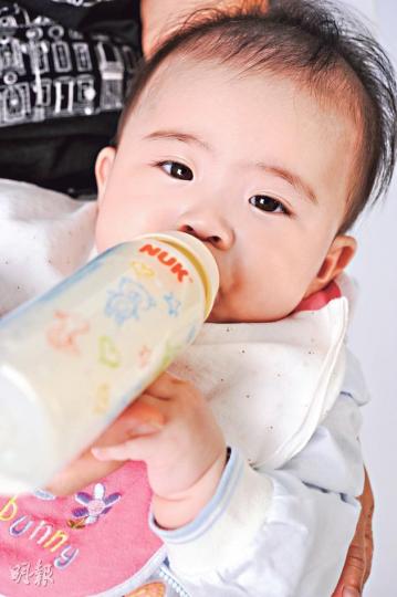 有家長認為,嬰幼兒飲用奶粉會引致燥熱或飽滯,故考慮給寶寶飲開奶茶以消滯。(葉思雅、林俊源攝)嬰兒無故尖叫、睡覺時像發噩夢般表現不安,中醫師或會開配類同七星茶的藥方。(葉思雅、林俊源攝)市面有售七星茶(圖)和開奶茶的冲包。(葉思雅、林俊源攝)部分藥材舖有售開奶茶的藥包,包括羚角絲、蟬衣、粟米芯、鉤藤、穀芽、麥芽、淡竹葉、通草和生熟薏米。(葉思雅、林俊源攝) 有家長認為,嬰幼兒飲用奶粉會引致燥熱或飽滯,故考慮給寶寶飲開奶茶以消滯。(葉思雅、林俊源攝)嬰兒無故尖叫、睡覺時像發噩夢般表現不安,中醫師或會開配類同七星茶的藥方。(葉思雅、林俊源攝)市面有售七星茶(圖)和開奶茶的冲包。(葉思雅、林俊源攝)部分藥材舖有售開奶茶的藥包,包括羚角絲、蟬衣、粟米芯、鉤藤、穀芽、麥芽、淡竹葉、通草和生熟薏米。(葉思雅、林俊源攝)