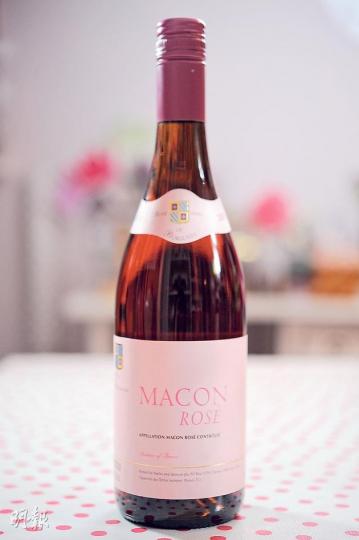 Macon Rosé 2010來自法國Burgundy,獲Decanter World Wine Award 2012推薦,帶有新鮮的野生紅莓、車厘子及黑加侖子果香味,口感清新。($98,b)(葉思雅攝) Macon Rosé 2010來自法國Burgundy,獲Decanter World Wine Award 2012推薦,帶有新鮮的野生紅莓、車厘子及黑加侖子果香味,口感清新。($98,b)(葉思雅攝)