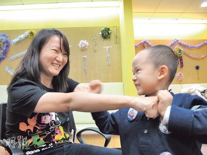 陳太(左)初得悉兒子敖天(右)患有白血病時,一度難以接受,後幸得病友家人以過來人身分開解,令她走出來,與兒子一起決戰「壞蟲蟲」。(余卓善攝) 陳太(左)初得悉兒子敖天(右)患有白血病時,一度難以接受,後幸得病友家人以過來人身分開解,令她走出來,與兒子一起決戰「壞蟲蟲」。(余卓善攝)