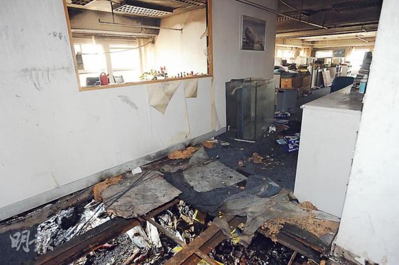 前日發生3級火的火炭協興工業中心,疑未經申請僭建逾2000平方呎閣樓作為寫字樓,在火警中妨礙自動灑水系統救火。相中可見僭建閣樓地板亦被高溫燒穿,露出鐵架。(明報記者攝)記者昨發現在起火工廈10樓物流公司旁邊的布疋倉,同樣設了大型閣樓(金屬架)擺放布疋,但按建築圖則該工廈10樓沒有公司向屋宇署入則申請加建閣仔,上述閣仔合法性及消防安全成疑。(明報記者攝) 前日發生3級火的火炭協興工業中心,疑未經申請僭建逾2000平方呎閣樓作為寫字樓,在火警中妨礙自動灑水系統救火。相中可見僭建閣樓地板亦被高溫燒穿,露出鐵架。(明報記者攝)記者昨發現在起火工廈10樓物流公司旁邊的布疋倉,同樣設了大型閣樓(金屬架)擺放布疋,但按建築圖則該工廈10樓沒有公司向屋宇署入則申請加建閣仔,上述閣仔合法性及消防安全成疑。(明報記者攝)