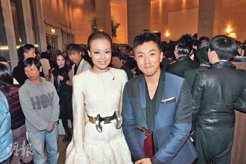 容祖兒跟劉浩龍終於排除萬難,在慶功宴上應記者要求來張「世紀合照」。(攝影﹕孫華中、梁迺楠、鍾偉茵)合照影完,劉浩龍立即彈開,而Joey的師弟羅力威(左二)及馮允謙(左三)即趕到救駕。(攝影﹕孫華中、梁迺楠、鍾偉茵) 容祖兒跟劉浩龍終於排除萬難,在慶功宴上應記者要求來張「世紀合照」。(攝影﹕孫華中、梁迺楠、鍾偉茵)合照影完,劉浩龍立即彈開,而Joey的師弟羅力威(左二)及馮允謙(左三)即趕到救駕。(攝影﹕孫華中、梁迺楠、鍾偉茵)