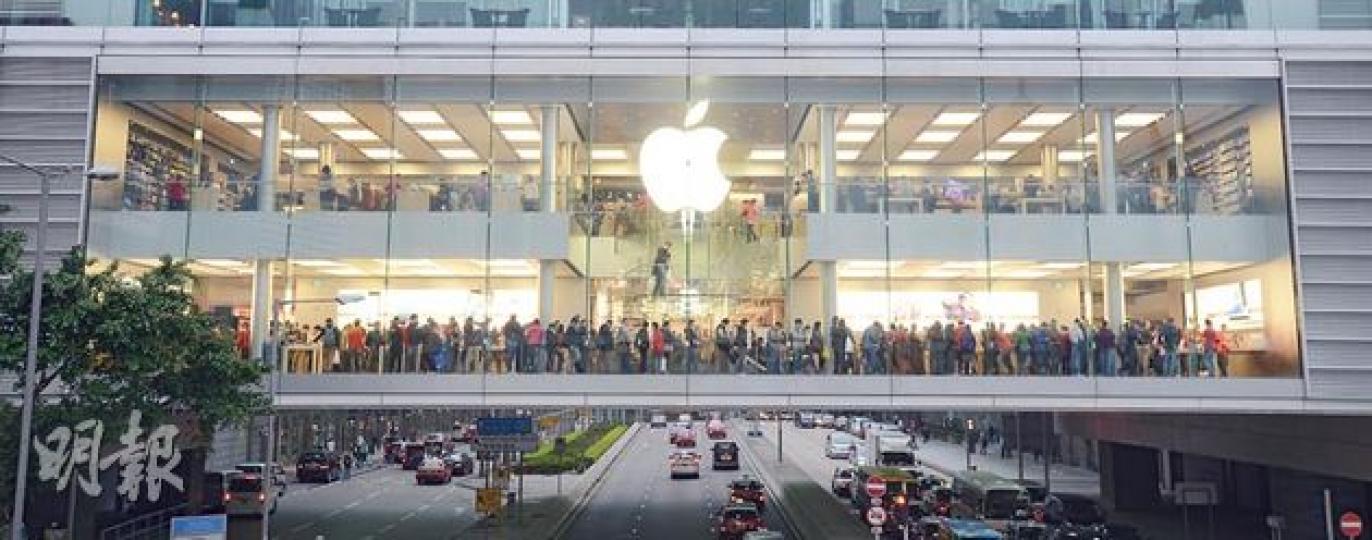 iPhone5在2012年11月推出即惹來搶購潮,帶挈本港11月整體零售業總銷貨價值,錄得勝於預期的9.5%增長。圖為昨日傍晚香港IFC的蘋果專門店內人頭湧湧。(盧翊銘攝)(明報製圖) iPhone5在2012年11月推出即惹來搶購潮,帶挈本港11月整體零售業總銷貨價值,錄得勝於預期的9.5%增長。圖為昨日傍晚香港IFC的蘋果專門店內人頭湧湧。(盧翊銘攝)(明報製圖)