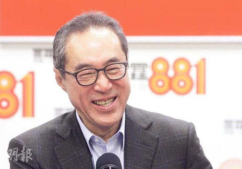 前政務司長唐英年昨在電台節目中表現輕鬆,不時面露笑容。他質疑屋宇署處理其九龍塘大宅僭建,遲遲未完成調查,令他不耐煩。(李澤彤攝) 前政務司長唐英年昨在電台節目中表現輕鬆,不時面露笑容。他質疑屋宇署處理其九龍塘大宅僭建,遲遲未完成調查,令他不耐煩。(李澤彤攝)