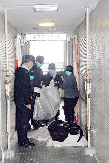 黃大仙下邨六旬獨居輪椅漢死去多時,至昨晨屍水滲落下層單位天花才揭發,事後仵工到場把已發脹並滲出血水屍體舁走。(雲錦鋒攝) 黃大仙下邨六旬獨居輪椅漢死去多時,至昨晨屍水滲落下層單位天花才揭發,事後仵工到場把已發脹並滲出血水屍體舁走。(雲錦鋒攝)