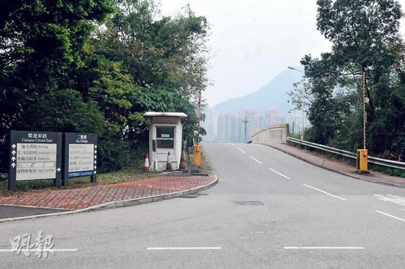 中文大學崇基路入口的更亭無人看守,日間閘桿常開(圖),凌晨1時後才會關上。昨凌晨4名男女在蘭桂坊飲酒後乘的士返中大時被閘桿所阻,其中一外籍漢拉起閘桿「強闖」,正被警方通緝。(林智傑攝) 中文大學崇基路入口的更亭無人看守,日間閘桿常開(圖),凌晨1時後才會關上。昨凌晨4名男女在蘭桂坊飲酒後乘的士返中大時被閘桿所阻,其中一外籍漢拉起閘桿「強闖」,正被警方通緝。(林智傑攝)