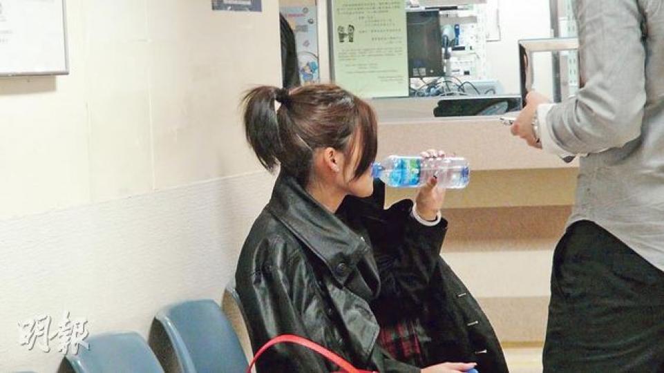 有賊昨以打火機形裝置向一珠寶店女職員眼部噴射不明氣體,搶走3枚總值7萬元的鑽石戒指,女店員眼部不適送院敷治。(林智傑攝) 有賊昨以打火機形裝置向一珠寶店女職員眼部噴射不明氣體,搶走3枚總值7萬元的鑽石戒指,女店員眼部不適送院敷治。(林智傑攝)