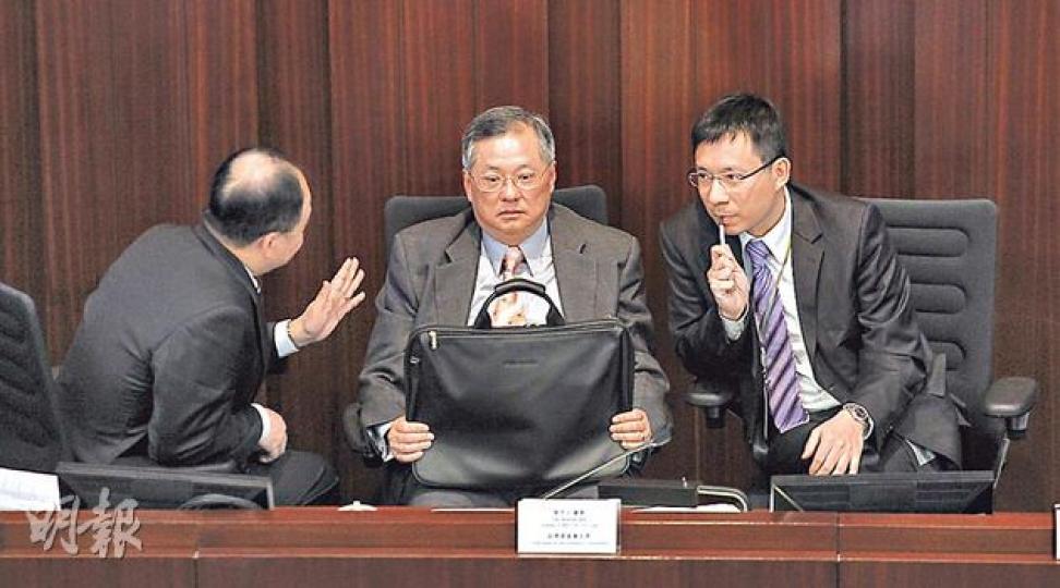 財委會主席張宇人(中)昨日表示原本以為「5+2」得到議員共識,中止待續通過後,除非相關委員會再提出要求,他才會安排在未來的會議再討論。(李紹昌攝) 財委會主席張宇人(中)昨日表示原本以為「5+2」得到議員共識,中止待續通過後,除非相關委員會再提出要求,他才會安排在未來的會議再討論。(李紹昌攝)