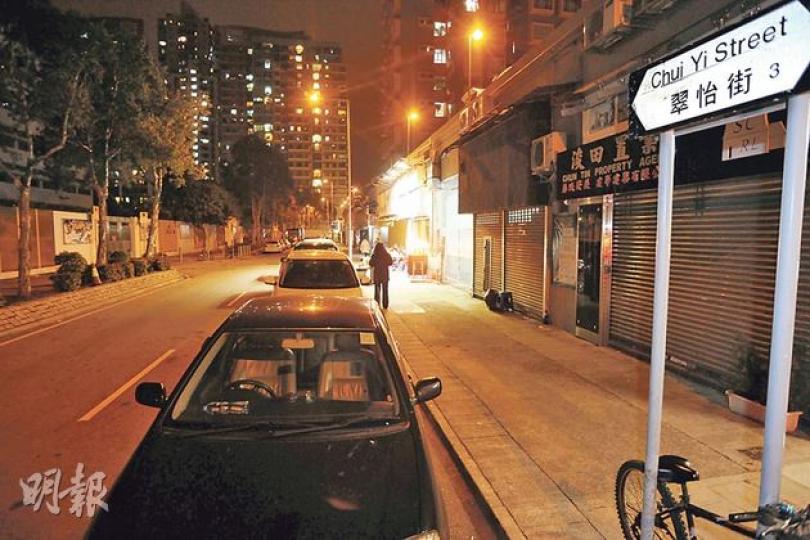警方透露,色魔前晚在大埔翠怡街挾持一14歲女童到附近的泳池公園及山坡,先後洗劫及大肆非禮,記者昨重返現場(圖),見上址一帶燈光昏暗,主要靠食肆燈光照明。(樊銳昌攝) 警方透露,色魔前晚在大埔翠怡街挾持一14歲女童到附近的泳池公園及山坡,先後洗劫及大肆非禮,記者昨重返現場(圖),見上址一帶燈光昏暗,主要靠食肆燈光照明。(樊銳昌攝)