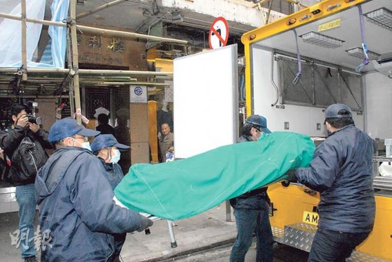 31歲健身教練疑因財困加上健康問題,燒炭自殺身亡,屍體昨由仵工舁走。(雲錦鋒攝) 31歲健身教練疑因財困加上健康問題,燒炭自殺身亡,屍體昨由仵工舁走。(雲錦鋒攝)