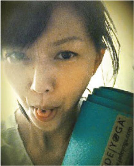 孫燕姿除了自拍捲脷照片,還拖着兒子的手拍照,非常溫馨。(微博圖片) 孫燕姿除了自拍捲脷照片,還拖着兒子的手拍照,非常溫馨。(微博圖片)