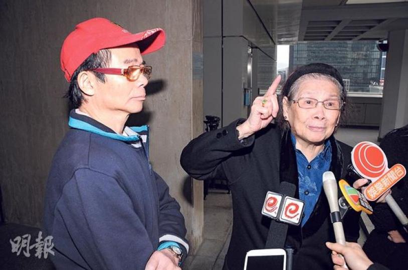 梅媽(右)昨日在兒子梅啟明(左)陪同下,就生活費訴訟案出庭,但最終敗訴,她聲稱已申請5月再為有關遺囑的問題上訴,誓要取回公道。(攝影/記者:林祖傑) 梅媽(右)昨日在兒子梅啟明(左)陪同下,就生活費訴訟案出庭,但最終敗訴,她聲稱已申請5月再為有關遺囑的問題上訴,誓要取回公道。(攝影/記者:林祖傑)