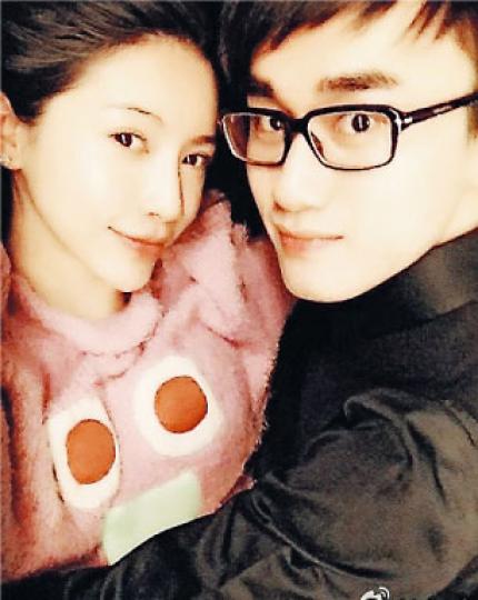 潘霜霜與男友愛得光明正大。(微博圖片)潘霜霜在背後給男友肉緊熊抱,愛得癡纏。(微博圖片) 潘霜霜與男友愛得光明正大。(微博圖片)潘霜霜在背後給男友肉緊熊抱,愛得癡纏。(微博圖片)