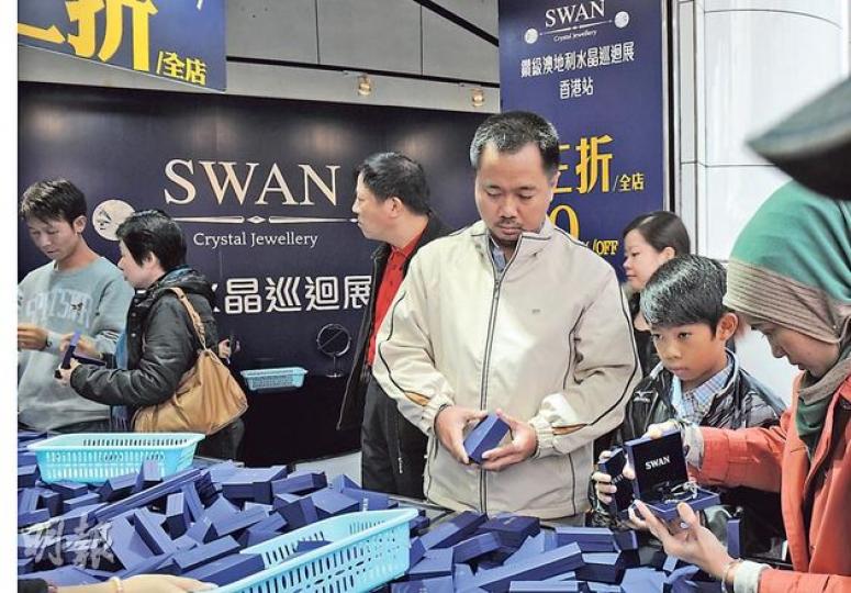 左圖為天然水晶(石英)約值4000元;右圖的「水晶」則屬人工合成產品,以化學物「氧化鋯」的粉末,經熔爐再結晶製成的人工產品,每卡成本約10至20元。(葉家豪攝)
左圖為天然水晶(石英)約值4000元;右圖的「水晶」則屬人工合成產品,以化學物「氧化鋯」的粉末,經熔爐再結晶製成的人工產品,每卡成本約10至20元。(葉家豪攝)