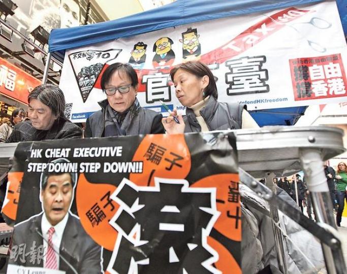 保衛香港自由聯盟發言人韓連山(中)、召集人何芝君(右)及立法會議員梁國雄(左)呼籲市民周三包圍立法會,支持彈劾特首議案。(李紹昌攝)
保衛香港自由聯盟發言人韓連山(中)、召集人何芝君(右)及立法會議員梁國雄(左)呼籲市民周三包圍立法會,支持彈劾特首議案。(李紹昌攝)