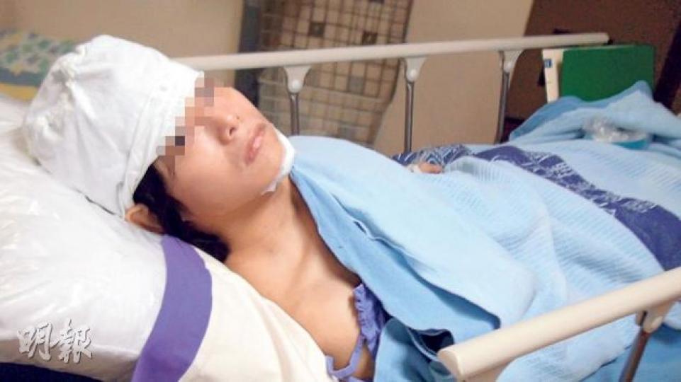 以剪刀圖自閹的29歲男子五官端正,曾經紋眉,他送抵屯門醫院後,向警員解釋自閹是因為「我想做女仔,唔想做男仔」,經過約3小時手術後,泌尿科醫生終替他駁回子孫根。(林智傑攝) 以剪刀圖自閹的29歲男子五官端正,曾經紋眉,他送抵屯門醫院後,向警員解釋自閹是因為「我想做女仔,唔想做男仔」,經過約3小時手術後,泌尿科醫生終替他駁回子孫根。(林智傑攝)