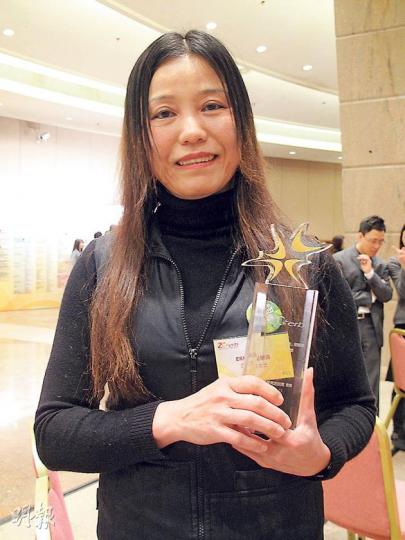 單親媽媽庄平芳現服務住在養老院的94歲婆婆,雖要照顧她日常飲食及大小二便,但她不覺厭惡,認為就如照顧親人一樣。(莫凱琳攝) 傷殘人士溫聶銘(左)靠枴杖助行,修畢社福活動助理課程後在青年中心幫助籌辦活動,並未因身體缺憾而自暴自棄。(莫凱琳攝) 單親媽媽庄平芳現服務住在養老院的94歲婆婆,雖要照顧她日常飲食及大小二便,但她不覺厭惡,認為就如照顧親人一樣。(莫凱琳攝) 傷殘人士溫聶銘(左)靠枴杖助行,修畢社福活動助理課程後在青年中心幫助籌辦活動,並未因身體缺憾而自暴自棄。(莫凱琳攝)
