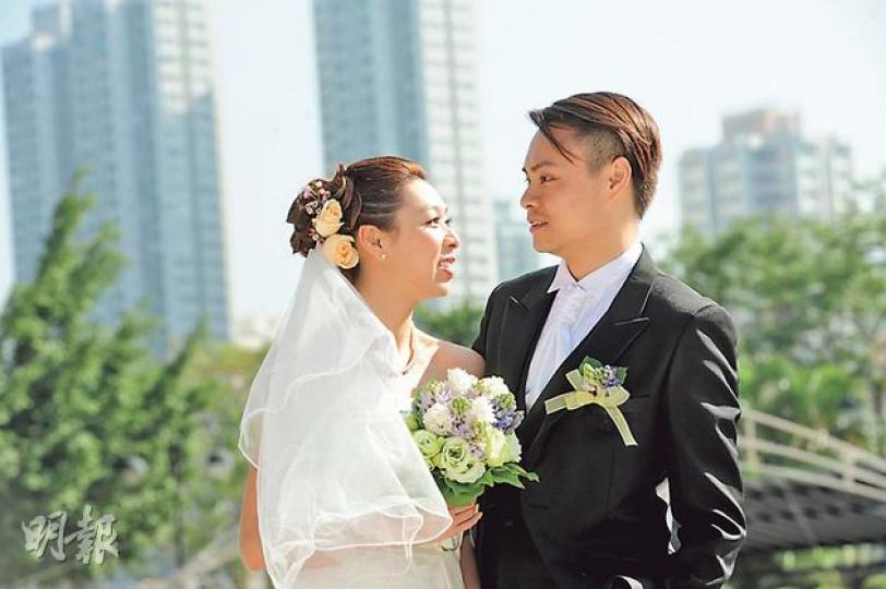 房屋是不少新婚夫婦的難題,李先生與太太為趕及以二人家庭申請白表免補地價購買居屋及青衣綠悠雅苑,昨日提前註冊結婚,希望婚後盡快建立屬於他倆的安樂窩。 (尹錦恩攝) 年輕的新婚夫婦史先生史太太表示,置業是結婚最大難題,但二人決定先踏出第一步註冊結婚,婚後輪流暫住二人父母家中,再逐步計劃置業。史先生說,雖有申請公屋,但最終仍視私樓為二人的安樂窩。(尹錦恩攝) 房屋是不少新婚夫婦的難題,李先生與太太為趕及以二人家庭申請白表免補地價購買居屋及青衣綠悠雅苑,昨日提前註冊結婚,希望婚後盡快建立屬於他倆的安樂窩。 (尹錦恩攝) 年輕的新婚夫婦史先生史太太表示,置業是結婚最大難題,但二人決定先踏出第一步註冊結婚,婚後輪流暫住二人父母家中,再逐步計劃置業。史先生說,雖有申請公屋,但最終仍視私樓為二人的安樂窩。(尹錦恩攝)