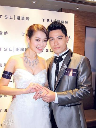 剛度過結婚一周年,黃文迪(右)送了一張附屬卡給太太呂慧儀(左),他們還打算去有雪的地方再影婚紗相。(攝影/記者:柯美)
剛度過結婚一周年,黃文迪(右)送了一張附屬卡給太太呂慧儀(左),他們還打算去有雪的地方再影婚紗相。(攝影/記者:柯美)