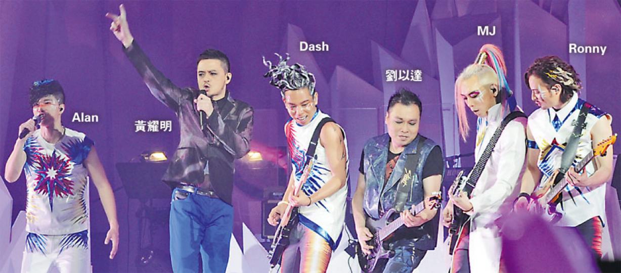Mr.與達明一派合唱《馬路天使》及《今夜星光燦爛》掀起高潮。(攝影:鍾偉茵) Dash預先找黃貫中拍下片段,來個隔空合唱《太空》。(攝影:鍾偉茵) Mr.與達明一派合唱《馬路天使》及《今夜星光燦爛》掀起高潮。(攝影:鍾偉茵) Dash預先找黃貫中拍下片段,來個隔空合唱《太空》。(攝影:鍾偉茵)