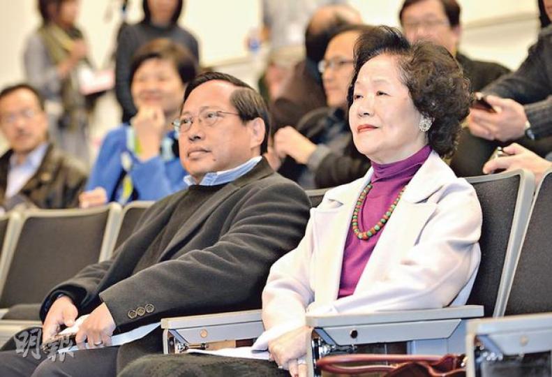 民主黨前主席、「超級區議員」何俊仁(前左)昨表示,願意考慮辭職引發全港補選,讓選民就2017年普選特首的政改方案表態。右為前政務司長陳方安生。(盧翊銘攝) 民主黨前主席、「超級區議員」何俊仁(前左)昨表示,願意考慮辭職引發全港補選,讓選民就2017年普選特首的政改方案表態。右為前政務司長陳方安生。(盧翊銘攝)