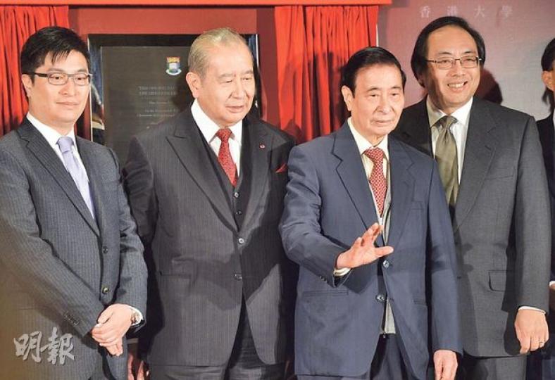 李兆基(右二)昨日出席港大李兆基會議中心銘謝禮,他提議增加樓價100萬元的細單位供應,但是要政府提供耕地及免補地價配合。右起為港大校長徐立之、李兆基、東亞主席李國寶及李兆基次子李家誠。(鄧宗弘攝)(明報製圖) 李兆基(右二)昨日出席港大李兆基會議中心銘謝禮,他提議增加樓價100萬元的細單位供應,但是要政府提供耕地及免補地價配合。右起為港大校長徐立之、李兆基、東亞主席李國寶及李兆基次子李家誠。(鄧宗弘攝)(明報製圖)