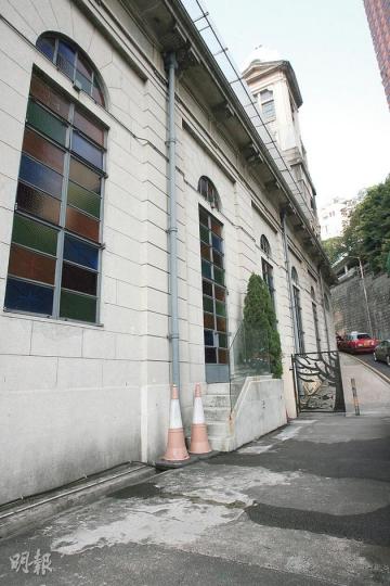 女嬰被棄於跑馬地樂活道聖瑪加利大堂側門梯階(雪糕筒位置),幸送院後情况良好。(衛永康攝) 女嬰被棄於跑馬地樂活道聖瑪加利大堂側門梯階(雪糕筒位置),幸送院後情况良好。(衛永康攝)