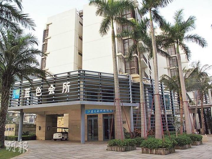 女死者入住的深圳大梅沙萬科東海岸藍色會所酒店(圖)樓高4層,位於大型屋苑中,設有多項遊樂設施,但泳池及人造沙灘等仍在興建中,據悉甚少港人入住。(雲錦鋒攝) 女死者入住的深圳大梅沙萬科東海岸藍色會所酒店(圖)樓高4層,位於大型屋苑中,設有多項遊樂設施,但泳池及人造沙灘等仍在興建中,據悉甚少港人入住。(雲錦鋒攝)