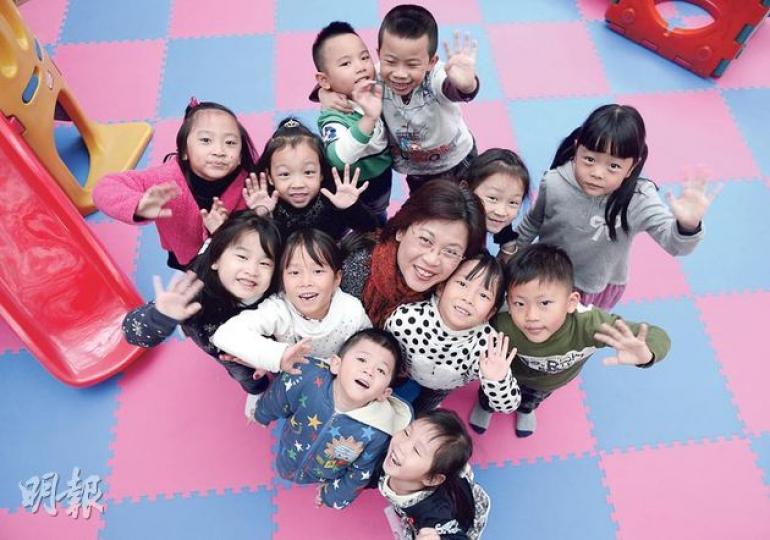 嘉言中英文幼稚園校長胡兆敏(圖中)表示,校舍業主年年加租,現時租金高達120萬元,加上教師薪酬開支等令學校去年出現60萬元虧損。她建議政府在《施政報告》提出推行15年免費教育時,應先向符合辦學水平的學校提供更多資助,減輕幼稚園營運壓力。(余俊亮攝) 嘉言中英文幼稚園校長胡兆敏(圖中)表示,校舍業主年年加租,現時租金高達120萬元,加上教師薪酬開支等令學校去年出現60萬元虧損。她建議政府在《施政報告》提出推行15年免費教育時,應先向符合辦學水平的學校提供更多資助,減輕幼稚園營運壓力。(余俊亮攝)