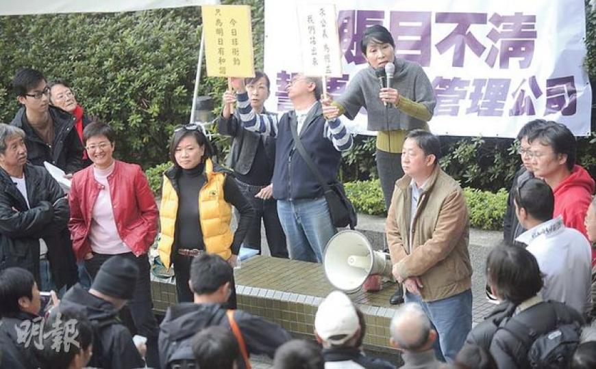 3名九西選區立法會女將昨日出席黃埔花園小業主的遊行抗議,包括民主黨黃碧雲(中排紅衣)、梁美芬(中排黃衣)及毛孟靜(站台者)。黃埔也是梁美芬的區議會選區,她稱不介意其他黨派議員「踩場」。(余俊亮攝) 3名九西選區立法會女將昨日出席黃埔花園小業主的遊行抗議,包括民主黨黃碧雲(中排紅衣)、梁美芬(中排黃衣)及毛孟靜(站台者)。黃埔也是梁美芬的區議會選區,她稱不介意其他黨派議員「踩場」。(余俊亮攝)