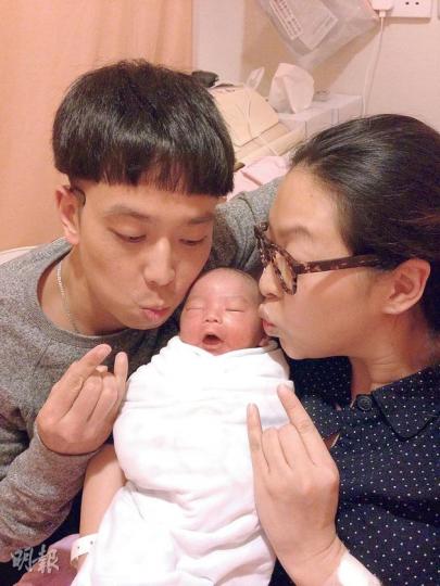 朱薰與譚健榮抱着剛出世的兒子,溫馨滿瀉。(微博圖片)Alan急不及待探望譚健榮的兒子。(微博圖片)譚健榮等完BB出世即飛去紅館打點Mr.演唱會。(攝影/記者﹕孫慧莊) 朱薰與譚健榮抱着剛出世的兒子,溫馨滿瀉。(微博圖片)Alan急不及待探望譚健榮的兒子。(微博圖片)譚健榮等完BB出世即飛去紅館打點Mr.演唱會。(攝影/記者﹕孫慧莊)