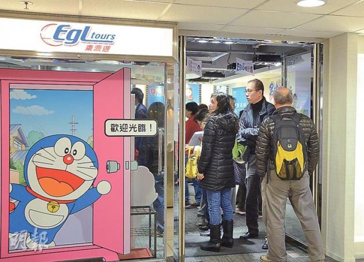 日圓貶值,市民湧向旅行社查詢旅行團或套票詳情,不少人表示會去日本旅遊。圖為東瀛遊在銅鑼灣的分店。(陳淑安攝)旅客心聲﹕來自新加坡的林小姐正在考慮去歐洲還是日本,而她指日圓較去年便宜了許多,是其中一個考慮因素。(陳淑安攝)旅客心聲﹕陳先生與太太二人到旅行社「格價」,打算自由行去日本。他表示,本身已想去日本,而日圓貶值更吸引,因為購物都便宜了。(陳淑安攝) 日圓貶值,市民湧向旅行社查詢旅行團或套票詳情,不少人表示會去日本旅遊。圖為東瀛遊在銅鑼灣的分店。(陳淑安攝)旅客心聲﹕來自新加坡的林小姐正在考慮去歐洲還是日本,而她指日圓較去年便宜了許多,是其中一個考慮因素。(陳淑安攝)旅客心聲﹕陳先生與太太二人到旅行社「格價」,打算自由行去日本。他表示,本身已想去日本,而日圓貶值更吸引,因為購物都便宜了。(陳淑安攝)