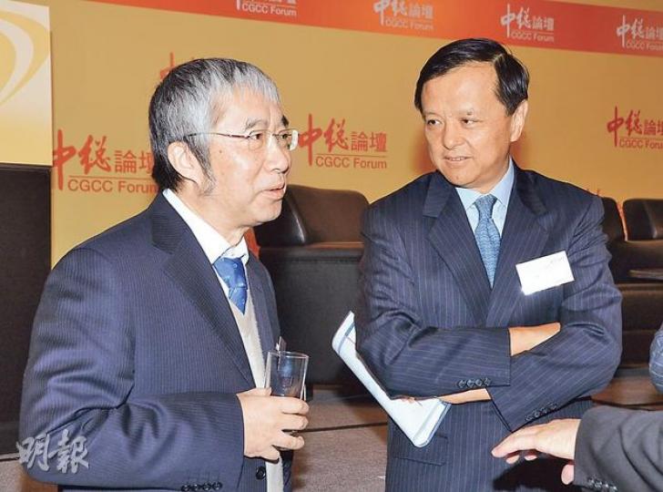 港交所行政總裁李小加(右)首度就港交所架構重組開腔,稱人事變動為配合轉型。圖左為中國社會科學院學部委員余永定。(陳淑安攝) 港交所行政總裁李小加(右)首度就港交所架構重組開腔,稱人事變動為配合轉型。圖左為中國社會科學院學部委員余永定。(陳淑安攝)
