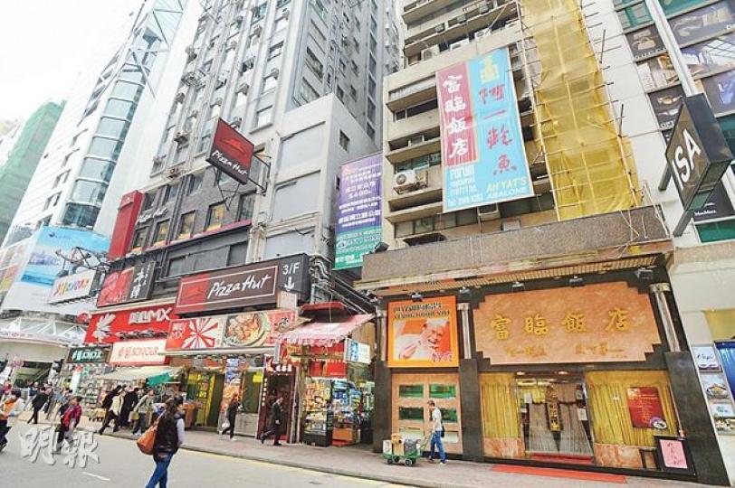在銅鑼灣駱克道經營23年的「阿一鮑魚」富臨飯店,礙於租金可能以倍計暴增,將遷往商場。飯店創辦人楊貫一批評,熾熱炒風已達不健康狀况,租金價格狂飈,對踏實商人不公。(盧翊銘攝) 在銅鑼灣駱克道經營23年的「阿一鮑魚」富臨飯店,礙於租金可能以倍計暴增,將遷往商場。飯店創辦人楊貫一批評,熾熱炒風已達不健康狀况,租金價格狂飈,對踏實商人不公。(盧翊銘攝)