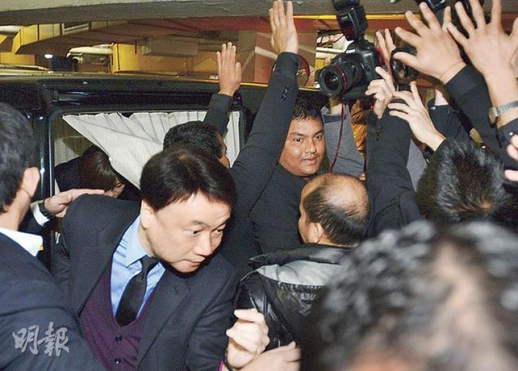羅傑承(前左)去年9月應審時從停車場出入,避開傳媒拍攝。傳媒昨改於停車場守候,羅乘車到庭時亦未逃避拍攝,只急步走入升降機(圖);離庭時亦對提問一概「封口」。(盧翊銘攝)劉鑾雄代表大律師梁永本離庭時笑言「大劉」的「病假」通知來得急忙,他亦不清楚其身體狀况及何時再開庭。(盧翊銘攝) 羅傑承(前左)去年9月應審時從停車場出入,避開傳媒拍攝。傳媒昨改於停車場守候,羅乘車到庭時亦未逃避拍攝,只急步走入升降機(圖);離庭時亦對提問一概「封口」。(盧翊銘攝)劉鑾雄代表大律師梁永本離庭時笑言「大劉」的「病假」通知來得急忙,他亦不清楚其身體狀况及何時再開庭。(盧翊銘攝)