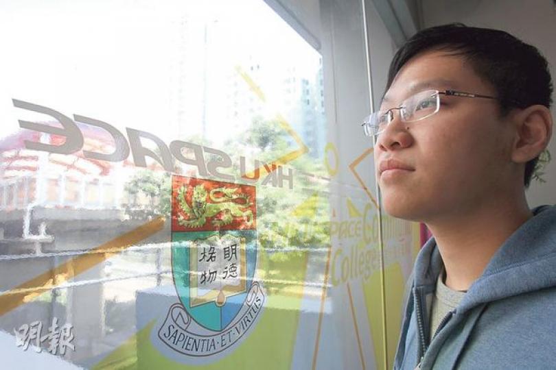 港大附屬學院文學副學士二年級生池卓龍預計6月畢業,正計劃申請銜接升讀文化或創意媒體相關學位課程,他有信心畢業後能找到工作,建議政府檢討自資課程內容以配合社會實際需要。(林俊源攝) 港大附屬學院文學副學士二年級生池卓龍預計6月畢業,正計劃申請銜接升讀文化或創意媒體相關學位課程,他有信心畢業後能找到工作,建議政府檢討自資課程內容以配合社會實際需要。(林俊源攝)