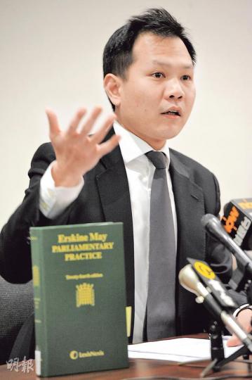 公民黨法律界議員郭榮鏗昨帶同有「議會天書」之稱的法律文獻,指出任何未有向議會誠實問責的政府首長,都有必要下台。(尹錦恩攝) 公民黨法律界議員郭榮鏗昨帶同有「議會天書」之稱的法律文獻,指出任何未有向議會誠實問責的政府首長,都有必要下台。(尹錦恩攝)