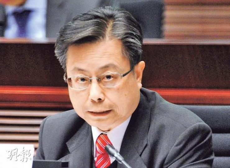 屋宇署長區載佳昨日在立法會發展事務委員會上強調一視同仁處理僭建個案,刑事調查唐英年大宅是因傳媒報道上已有資料顯示牽涉認可人物觸犯相關條例;梁振英個案則至今未有證據。(尹錦恩攝) 屋宇署長區載佳昨日在立法會發展事務委員會上強調一視同仁處理僭建個案,刑事調查唐英年大宅是因傳媒報道上已有資料顯示牽涉認可人物觸犯相關條例;梁振英個案則至今未有證據。(尹錦恩攝)