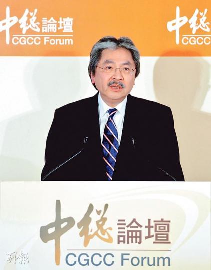 財政司長曾俊華昨日出席中華總商會論壇,他表示低息環境未必會維持至2015年,美國有可能提早加息,提醒青年置業時要考慮供款能力,並留意利率走勢。(尹錦恩攝)(明報製圖) 財政司長曾俊華昨日出席中華總商會論壇,他表示低息環境未必會維持至2015年,美國有可能提早加息,提醒青年置業時要考慮供款能力,並留意利率走勢。(尹錦恩攝)(明報製圖)