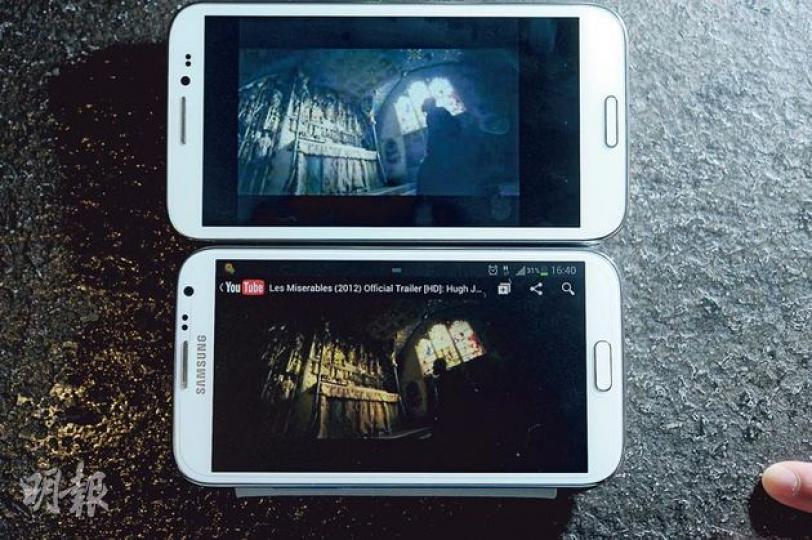 播放影片時,可見ZP950(上)的畫面較GSIII光亮,但細緻度表現則較差。(葉思雅攝)此機提供HDR拍攝功能。(葉思雅攝)相比屏幕4.8吋的Samsung GSIII(左),ZP950的屏幕更大一截。(葉思雅攝)機身比GSIII稍大,電池(藍色)體積亦大得多,電量也更多。(葉思雅攝)ZP950(上)明顯較GSIII厚。(葉思雅攝) 播放影片時,可見ZP950(上)的畫面較GSIII光亮,但細緻度表現則較差。(葉思雅攝)此機提供HDR拍攝功能。(葉思雅攝)相比屏幕4.8吋的Samsung GSIII(左),ZP950的屏幕更大一截。(葉思雅攝)機身比GSIII稍大,電池(藍色)體積亦大得多,電量也更多。(葉思雅攝)ZP950(上)明顯較GSIII厚。(葉思雅攝)