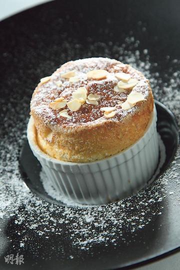 Amaretto and Almond Souffle - 溫軟的梳乎厘滿有杏仁香氣,全因師傅下了杏仁酒,不過香氣於梳乎厘放涼後逐漸消失,要趁熱吃。($68,B)(林俊源、陳淑安攝)Amaretto 杏仁烈酒(林俊源、陳淑安攝) Amaretto and Almond Souffle - 溫軟的梳乎厘滿有杏仁香氣,全因師傅下了杏仁酒,不過香氣於梳乎厘放涼後逐漸消失,要趁熱吃。($68,B)(林俊源、陳淑安攝)Amaretto 杏仁烈酒(林俊源、陳淑安攝)
