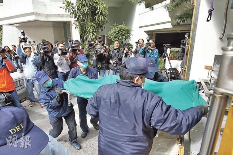 警員在兇案單位調查至下午,由仵工把兩具屍體舁走,大批傳媒在場拍攝。(李紹昌攝)年幼的男死者及母親死於睡房窗口附近,消防員登上大廈平台以黑布遮蔽事發單位睡房窗戶,以防街外人看到死者遺容。(李紹昌攝)妻兒俱亡的港大講師于昕昨登上警車前往警署協助調查時垂下頭,大批記者圍繞警車拍攝,警車一度要停下以免撞傷記者。(李紹昌攝)事發後探員檢走數個黑色膠袋,內有部分證物包括毛巾及繩,相信是用以殺人及自殺的工具,另外亦帶走一張膠椅,未知是否與案有關。(李紹昌攝)(明報製圖) 警員在兇案單位調查至下午,由仵工把兩具屍體舁走,大批傳媒在場拍攝。(李紹昌攝)年幼的男死者及母親死於睡房窗口附近,消防員登上大廈平台以黑布遮蔽事發單位睡房窗戶,以防街外人看到死者遺容。(李紹昌攝)妻兒俱亡的港大講師于昕昨登上警車前往警署協助調查時垂下頭,大批記者圍繞警車拍攝,警車一度要停下以免撞傷記者。(李紹昌攝)事發後探員檢走數個黑色膠袋,內有部分證物包括毛巾及繩,相信是用以殺人及自殺的工具,另外亦帶走一張膠椅,未知是否與案有關。(李紹昌攝)(明報製圖)