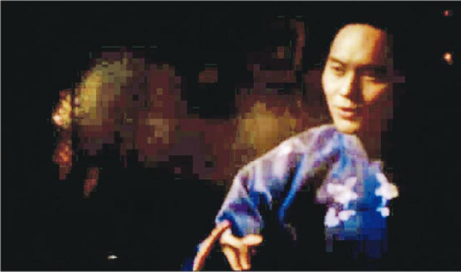 張智霖在《一代宗師》客串演出展示蘭花手。(微博圖片)(明報製圖)(明報製圖) 張智霖在《一代宗師》客串演出展示蘭花手。(微博圖片)(明報製圖)(明報製圖)