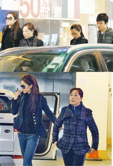 熊黛林大前晚陪伴母親、哥哥及其女友一行四人,駕車前往父親生前最愛到的灣仔一間酒家吃飯,相信是商討喪禮事宜。(攝影/記者:劉永銳、黃梓烜) 熊黛林大前晚陪伴母親、哥哥及其女友一行四人,駕車前往父親生前最愛到的灣仔一間酒家吃飯,相信是商討喪禮事宜。(攝影/記者:劉永銳、黃梓烜)