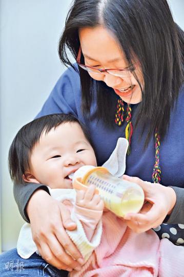 雖然女兒只吃過很少母乳,但Estella說即使BB飲用奶粉也不用太介懷,因為女兒健康不比吃母乳的BB差。(鄧宗弘攝) 雖然女兒只吃過很少母乳,但Estella說即使BB飲用奶粉也不用太介懷,因為女兒健康不比吃母乳的BB差。(鄧宗弘攝)