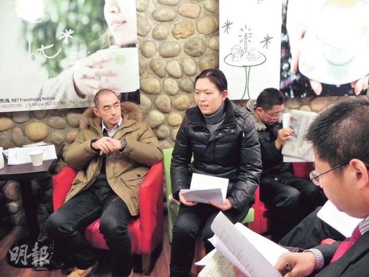 陳克貴妻子劉芳(右)在逃亡近9個月後公開露面,痛斥山東當局編造故事陷害丈夫。(明報記者攝) 陳克貴妻子劉芳(右)在逃亡近9個月後公開露面,痛斥山東當局編造故事陷害丈夫。(明報記者攝)