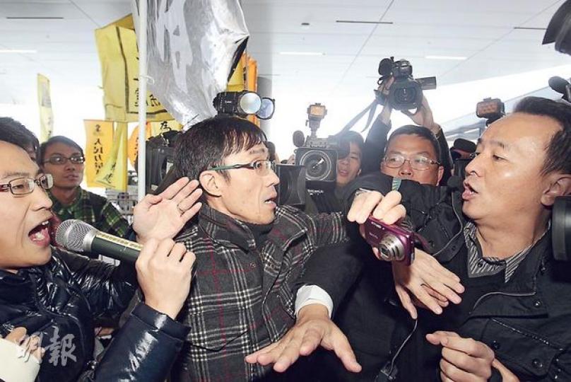 支持及反對者在議會外造勢,由於立法會保安安排反梁及挺梁陣營「打對面」示威,雙方對決氣氛緊張。有愛港之聲成員一度衝向泛民支持者理論,要保安出手調停。(郭慶輝攝) 支持及反對者在議會外造勢,由於立法會保安安排反梁及挺梁陣營「打對面」示威,雙方對決氣氛緊張。有愛港之聲成員一度衝向泛民支持者理論,要保安出手調停。(郭慶輝攝)