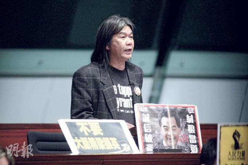 社民連梁國雄昨提出啟動彈劾特首的議案,但未能在地區直選及功能組別同時獲過半數通過,議案遭否決,他說「今日我哋輸,就係倒梁運動正式開始」,表示會繼續街頭行動。(郭慶輝攝)特首梁振英,昨日出席百仁基金董事局就職典禮面露笑容,但來去匆匆,只逗留約15分鐘便離開,沒有回應立法會的彈劾議案 。(李澤彤攝) 社民連梁國雄昨提出啟動彈劾特首的議案,但未能在地區直選及功能組別同時獲過半數通過,議案遭否決,他說「今日我哋輸,就係倒梁運動正式開始」,表示會繼續街頭行動。(郭慶輝攝)特首梁振英,昨日出席百仁基金董事局就職典禮面露笑容,但來去匆匆,只逗留約15分鐘便離開,沒有回應立法會的彈劾議案 。(李澤彤攝)