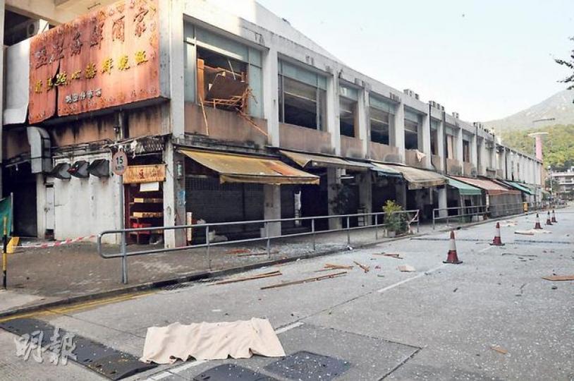 酒樓冷氣機雪種爆炸產生的氣流極為強勁，把全層逾10扇窗戶玻璃全震碎，玻璃碎佈滿馬路。（葉家豪攝）
