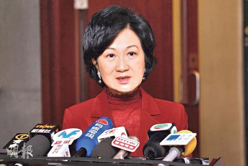 葉太似乎唔單止臉上粒癦無咗,連面形都好似同2003年時有唔同,唔知係咪議員工作辛苦,令佢睇落都瘦咗呢?(郭慶輝攝) 葉太似乎唔單止臉上粒癦無咗,連面形都好似同2003年時有唔同,唔知係咪議員工作辛苦,令佢睇落都瘦咗呢?(郭慶輝攝)